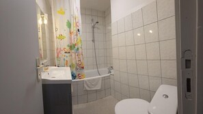 Bathroom - Studio with kitchenette and garden view (REMONCOURT)