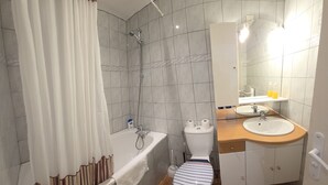 Ein Badezimmer mit Badewanne, Toilette und Waschbecken.