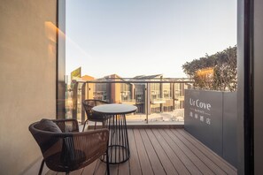 Luxe driepersoonskamer | Terrein van de accommodatie