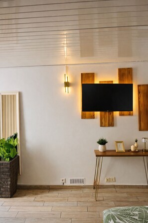 Interior - Cosy studio with terrace and garden VAUBAN 5 minutes from old port (Marseille)