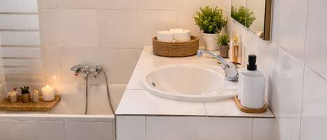 SĂšche-cheveux, serviettes fournies, savon, papier toilette