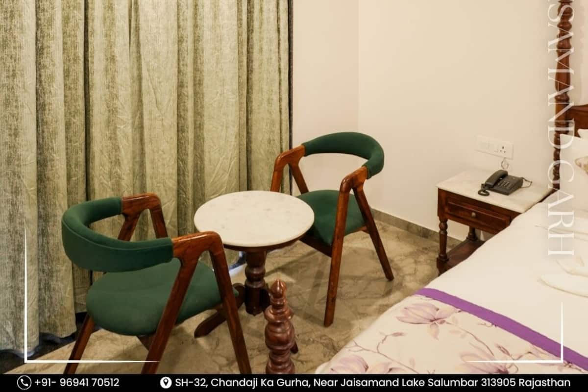 Kahden hengen luksushuone, parveke, näköala lomakeskukseen