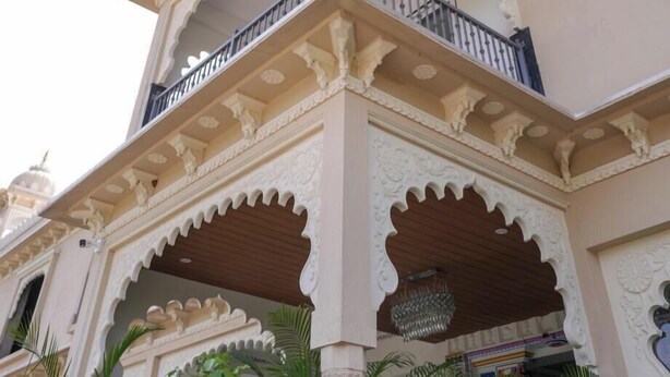 Un edificio de varios pisos con balcones ornamentados y detalles arquitectónicos elaborados.