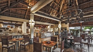 Ein geräumiges Restaurant mit hohen Decken und einer Bar.