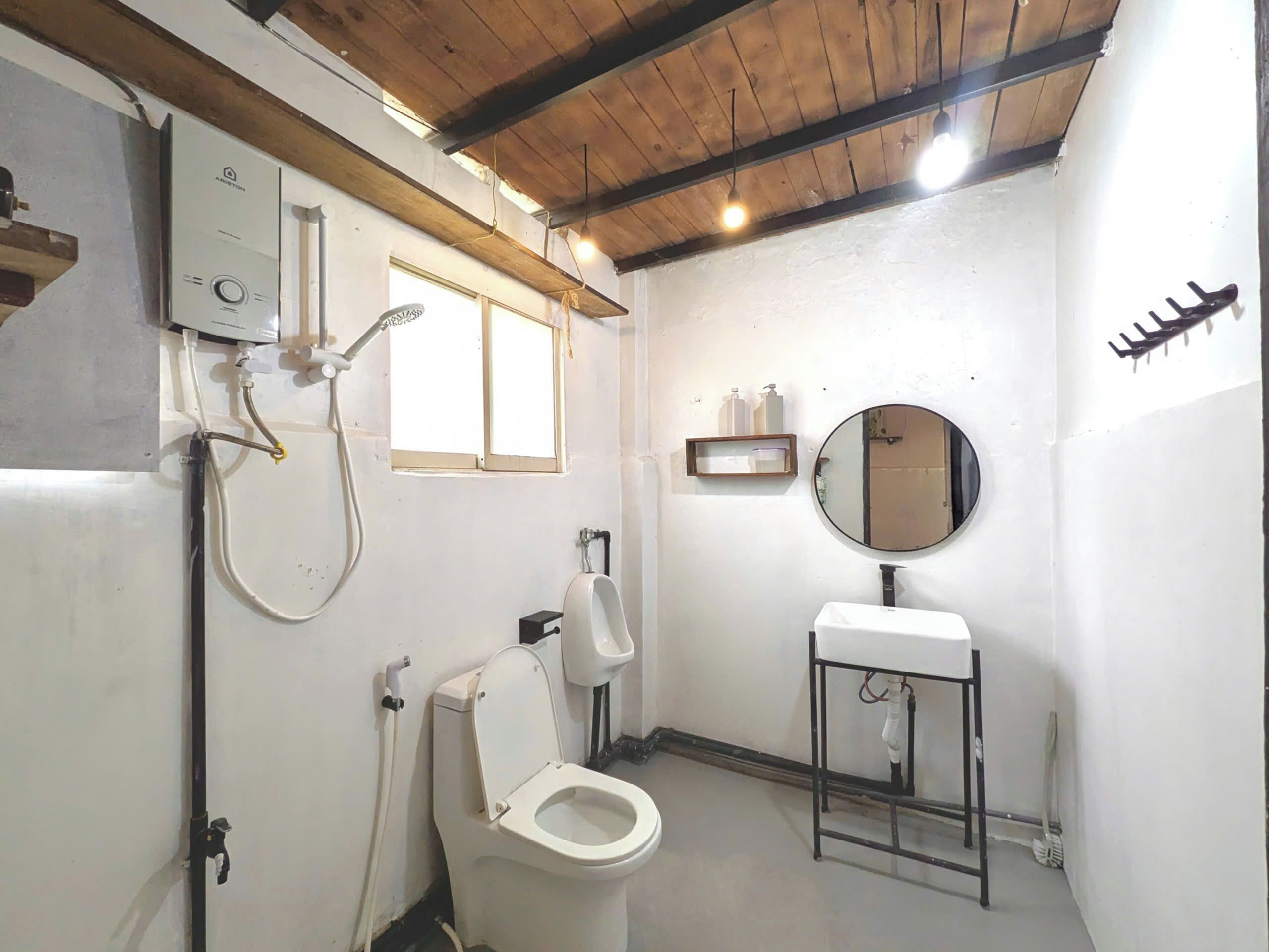 Een haardroger, een bidet, handdoeken, zeep