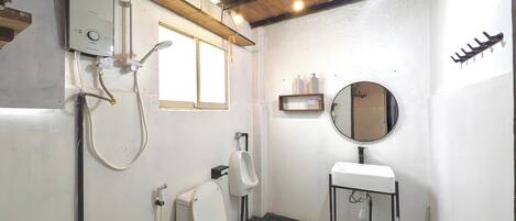 Secadora de cabello, bidet, toallas, jabón