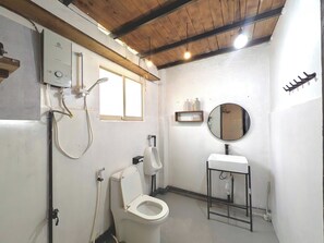 Hair dryer, bidet, towels, soap - The Artist Raw Brick Studio | 2BR -  1 Sofa Bed - 5 mins to Bui Vien (Thành phố Hồ Chí Minh)