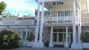 Un edificio con una zona de bar y acceso a un casino.