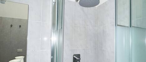 Secador de cabelo, bidê, toalhas de banho, sabonete