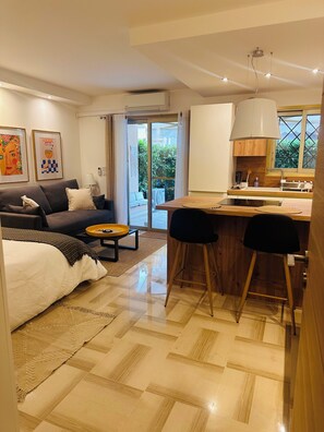 3 bedrooms, iron/ironing board, WiFi, bed sheets - New Studio, large quiet Patio, Central, 5mi Beach (Cannes)