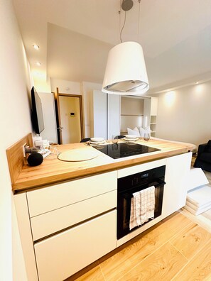 Private kitchen - New Studio, large quiet Patio, Central, 5mi Beach (Cannes)