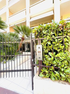 Exterior detail - New Studio, large quiet Patio, Central, 5mi Beach (Cannes)