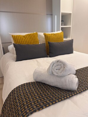 3 bedrooms, iron/ironing board, WiFi, bed sheets - New Studio, large quiet Patio, Central, 5mi Beach (Cannes)
