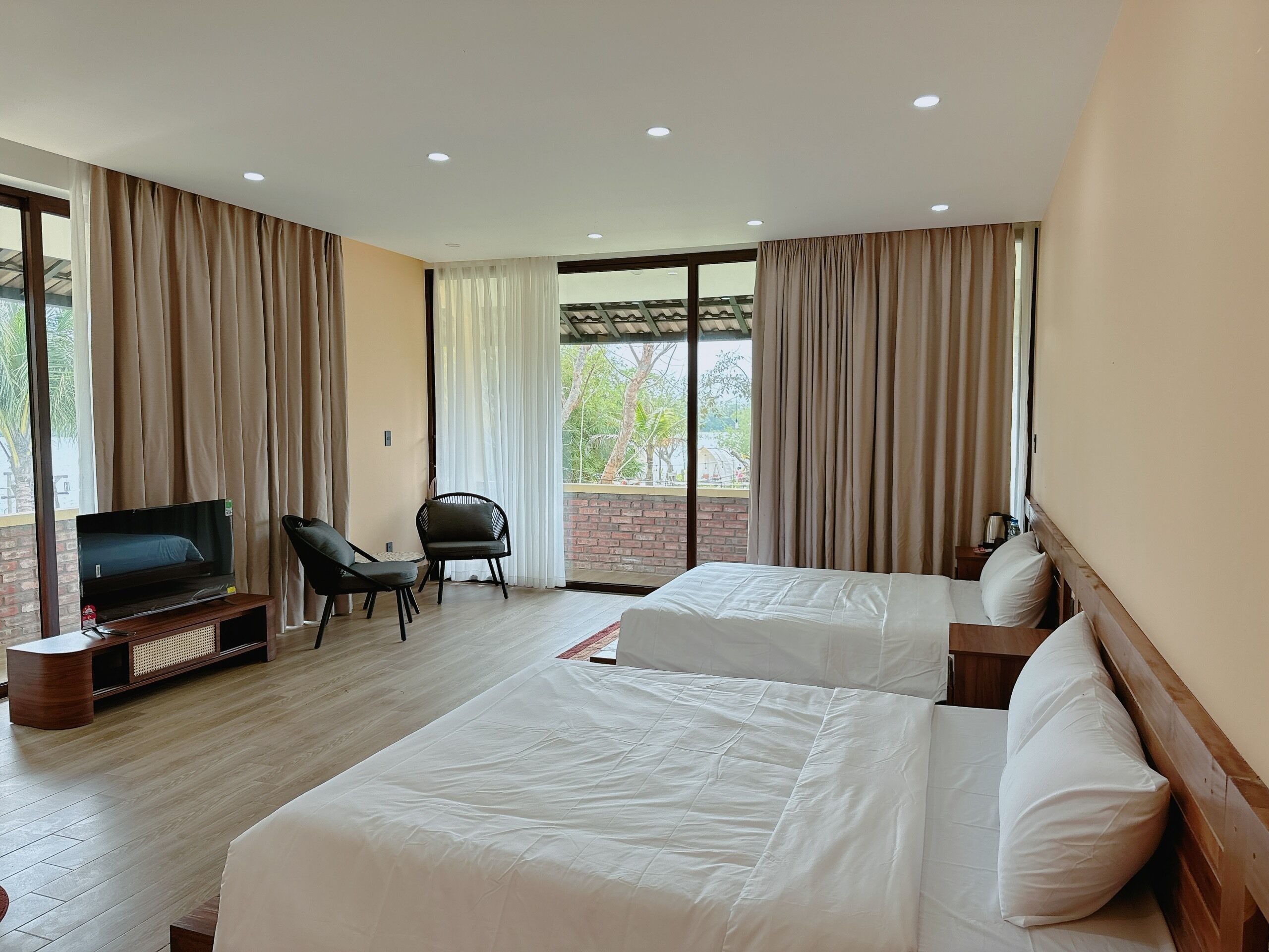 Chambre quadruple familiale | Literie de qualité, minibar, coffre-fort, accès au Wi-Fi (inclus)