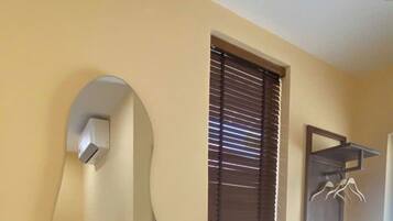 Romantische Villa, Terrasse, Flussblick | Zimmersafe, kostenloses WLAN, individuell eingerichtet, Bettwäsche