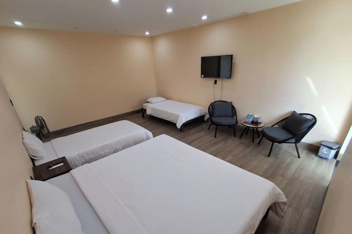 Habitación triple familiar | Caja de seguridad en la habitación, muebles diferentes y wifi gratis