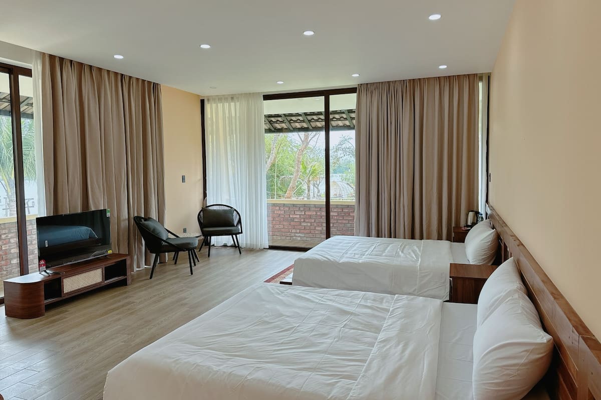 Habitación cuádruple familiar, vista al río | Caja de seguridad en la habitación, muebles diferentes y wifi gratis
