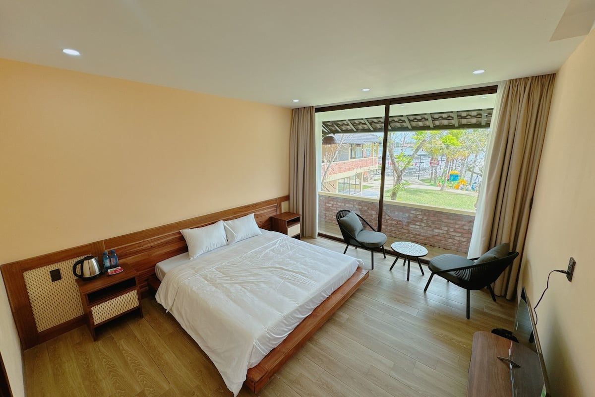 Habitación doble Deluxe, vista al río | Caja de seguridad en la habitación, muebles diferentes y wifi gratis