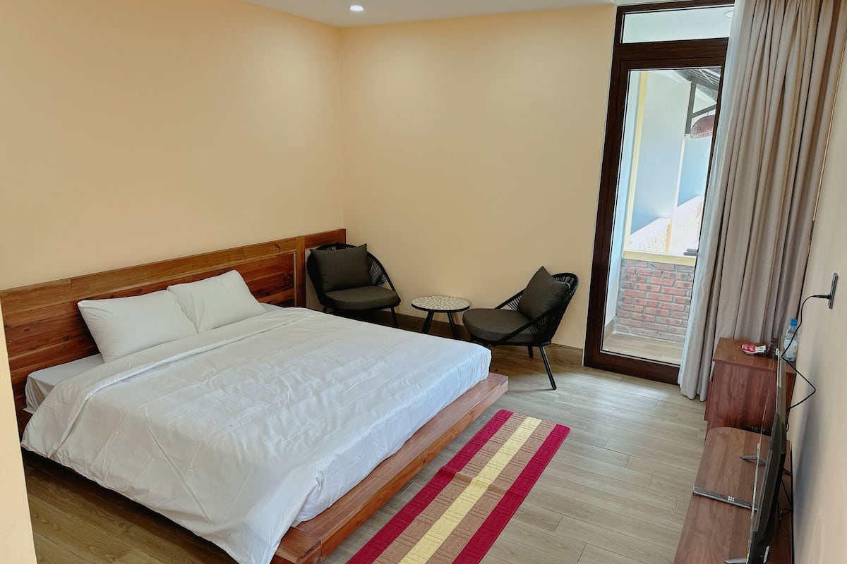 Habitación doble superior, vista al patio | Caja de seguridad en la habitación, muebles diferentes y wifi gratis