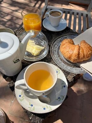 Tägliches einheimisches Frühstück gegen Gebühr