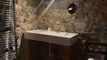 Tweepersoonskamer, balkon, uitzicht op vallei | Badkamer | Een douche, een haardroger, handdoeken, zeep