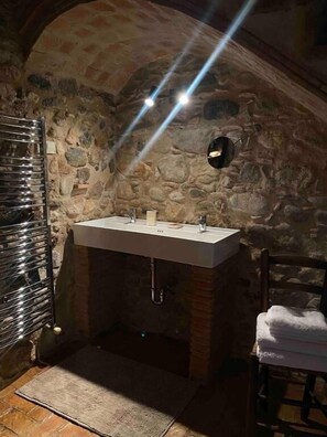 Doppelzimmer, Balkon, Talblick | Badezimmer | Dusche, Haartrockner, Handtücher, Seife