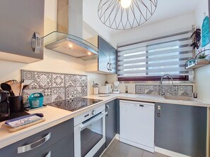 Fridge, microwave, oven, dishwasher - Juliette by Interhome (Royan)