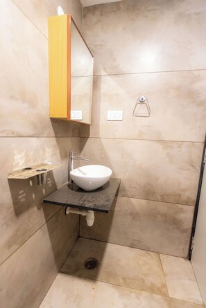 Deluxe Double or Twin Room | Bathroom - SUNIQ (Bengaluru)