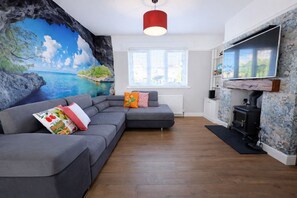 Living area - Stylish Skipton Retreat | Private Garden | Parking | Hiking | Yorkshire Dales (Skipton)