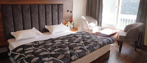 Premium bedding, desk, soundproofing, free WiFi