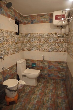 Double Room | Bathroom - Hotel The Oak & Lake view Near Mall Rd (Nainital)