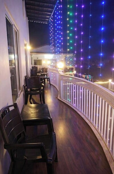 Hotel The Oak & Lake view Near Mall Rd