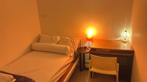 Chambre simple économique | Bureau, fer et planche à repasser, accÚs au Wi-Fi (inclus)