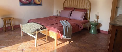 2 bedrooms, iron/ironing board, free WiFi, bed sheets