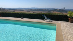Piscina con vista despejada a colinas distantes.