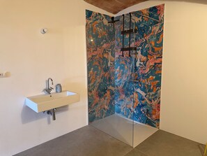 Dusche, umweltfreundliche Kosmetikartikel, Haartrockner, Handtücher