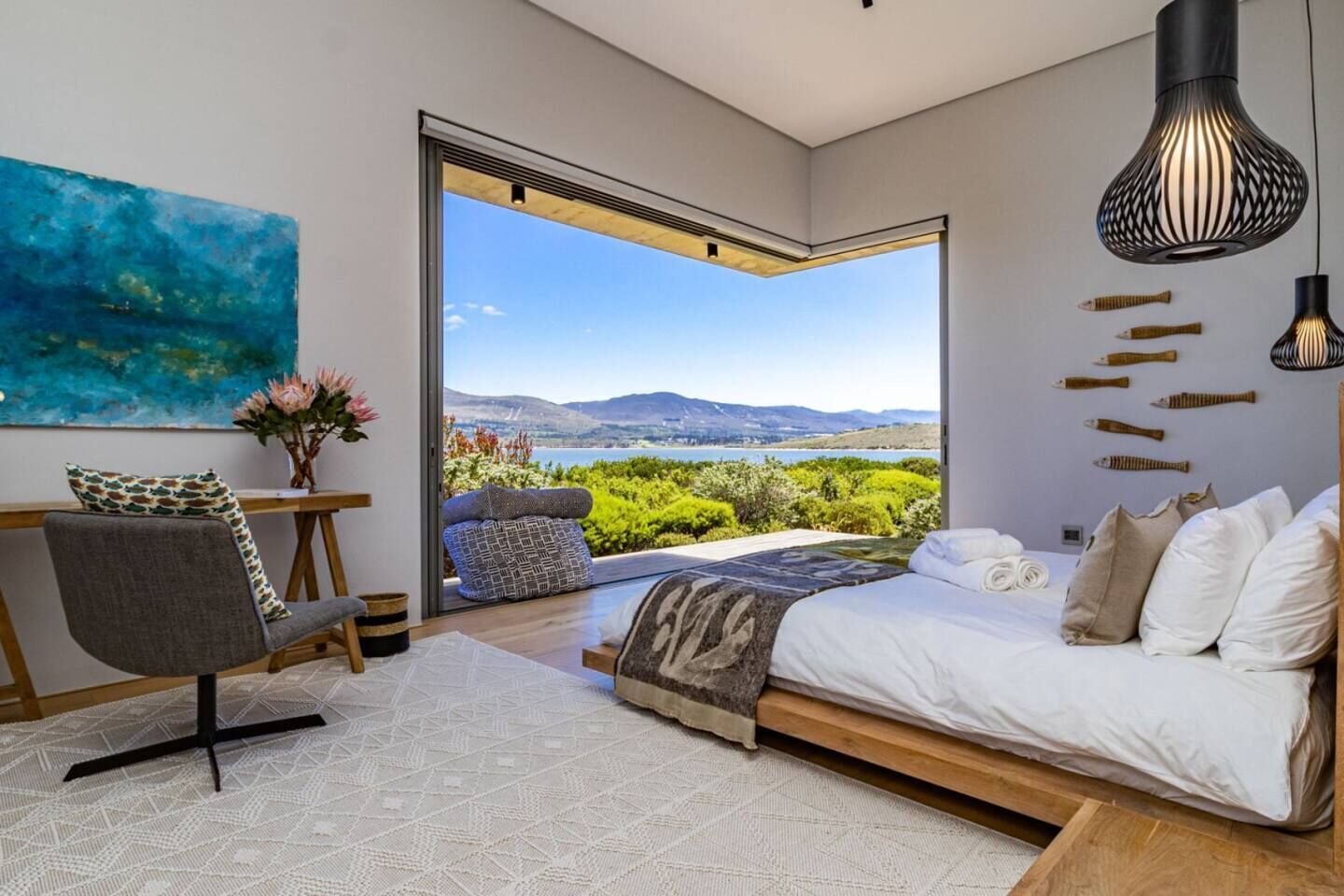 5 bedrooms, desk, iron/ironing board, WiFi (free)