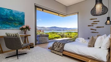 5 bedrooms, desk, iron/ironing board, WiFi (free)