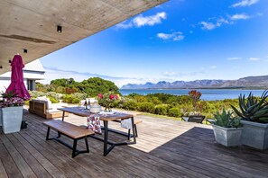 Outdoor dining - Benguela 175 Lagoon Villa | Waterfront retreat (Hermanus)