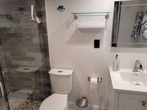 Comfort Condo, 2 Bedrooms | Bilik Mandi