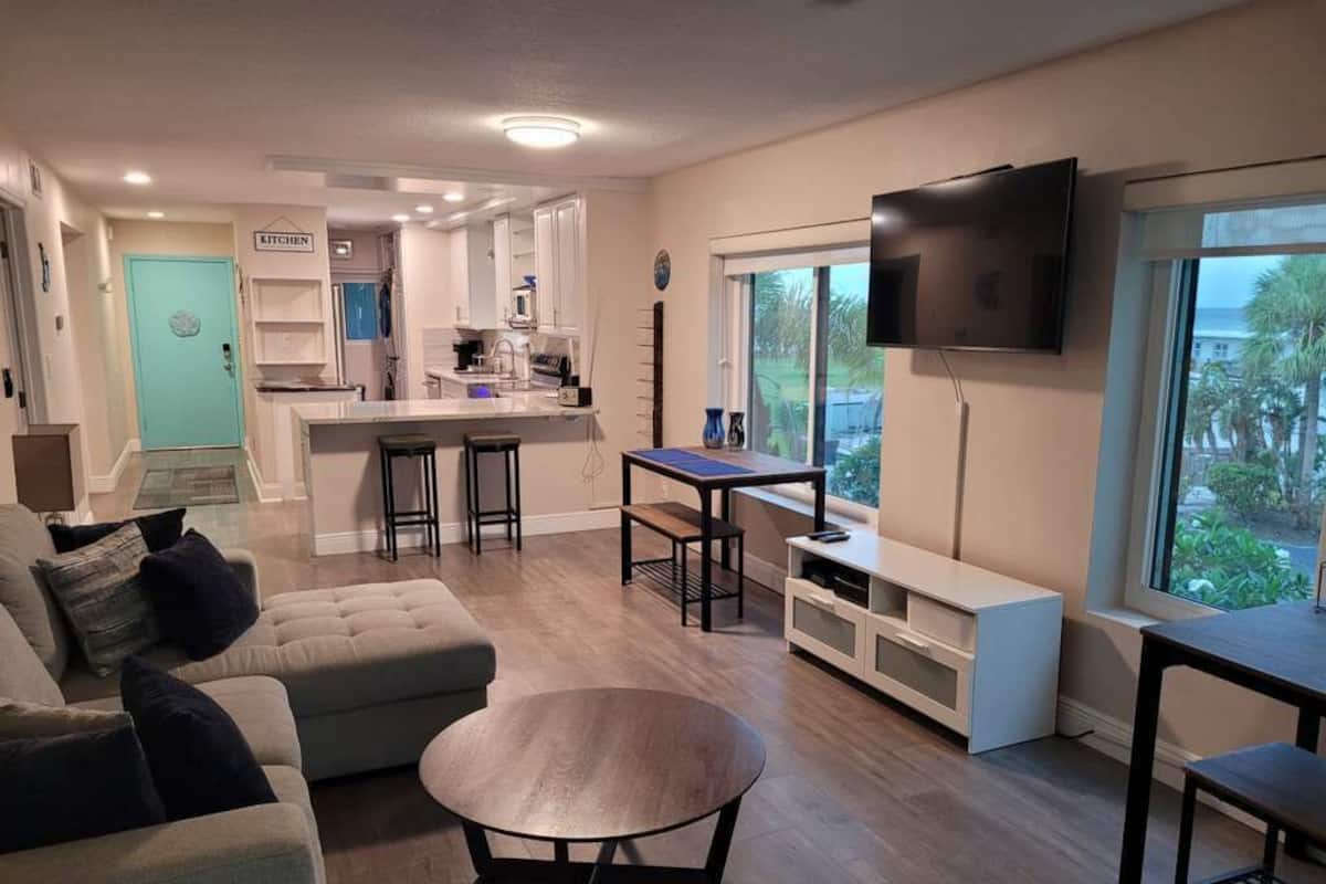 Condo tiện nghi đơn giản, 2 phòng ngủ