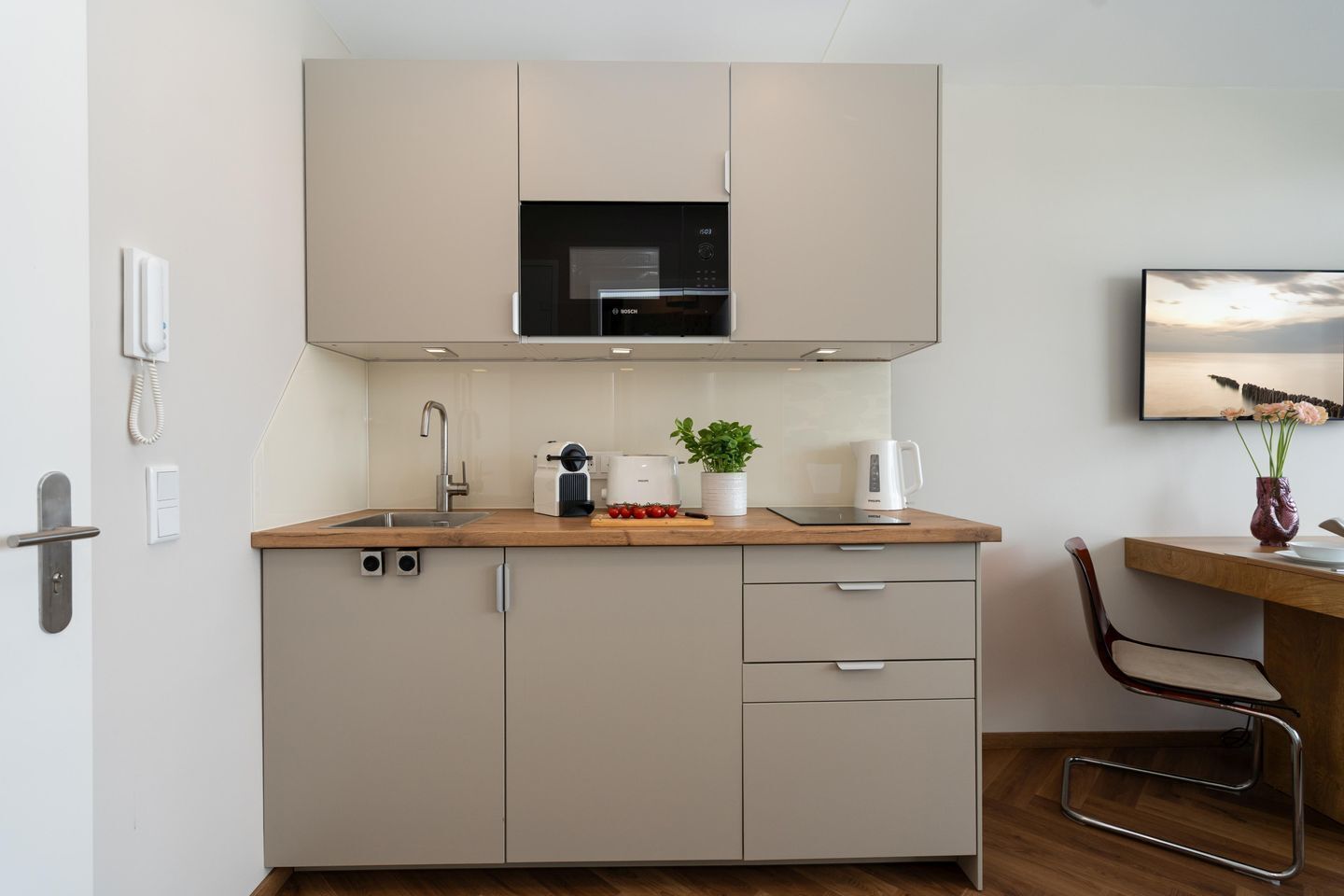 Coffee/tea maker, fridge, microwave, stovetop