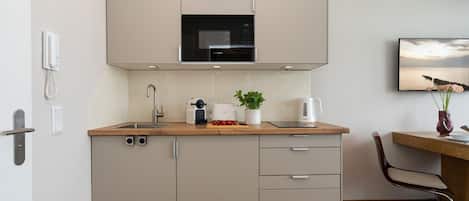 Coffee/tea maker, fridge, microwave, stovetop