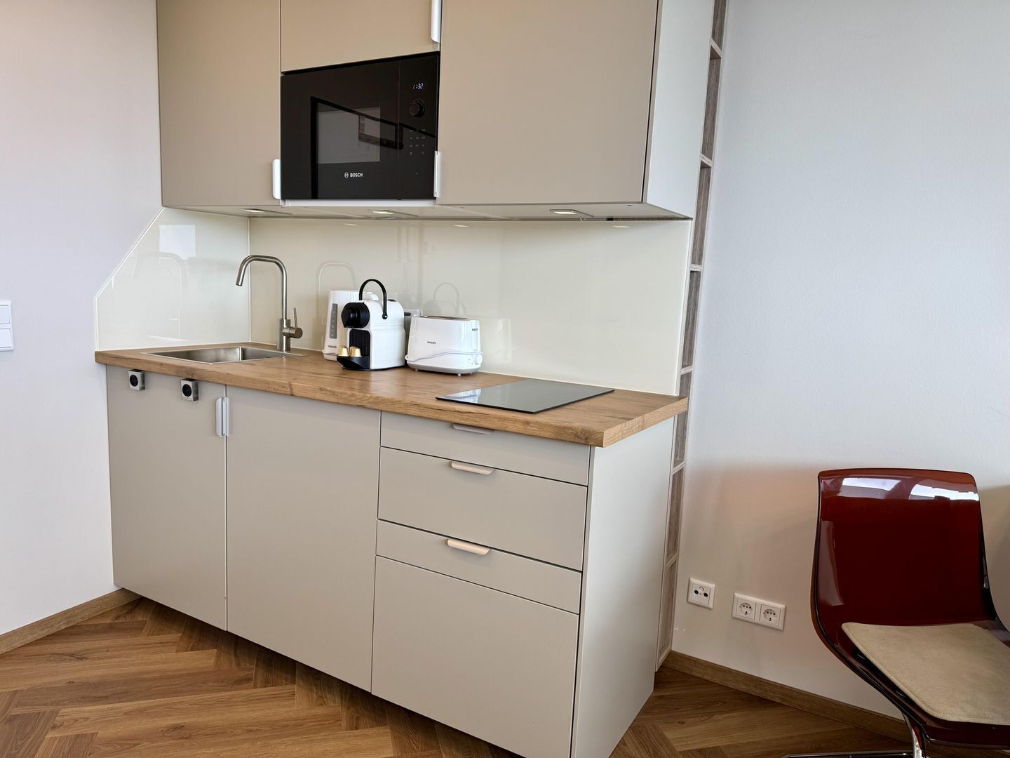 Kühlschrank, Mikrowelle, Herdplatte, Geschirrspüler