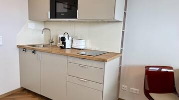 Kühlschrank, Mikrowelle, Herdplatte, Geschirrspüler