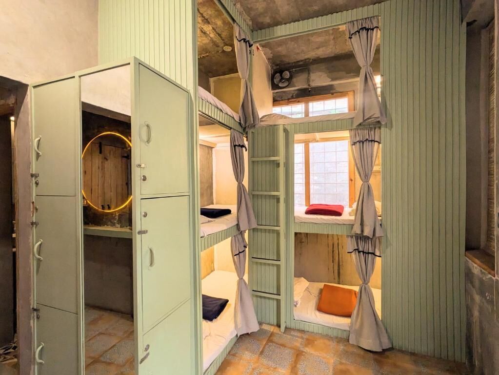 Dormitorio compartido Deluxe, dormitorio mixto, balcón, vista al lago