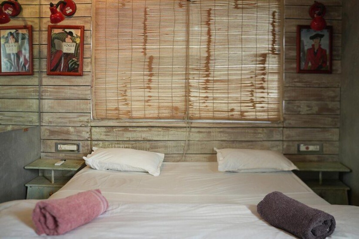 Deluxe Double Room, Balcony, Lake View | Seterika/papan seterika, Wi-fi percuma 
