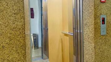 Estudio clásico, balcón, vistas a la ciudad | Interior