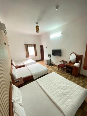 Estudio clásico, balcón, vista a la ciudad