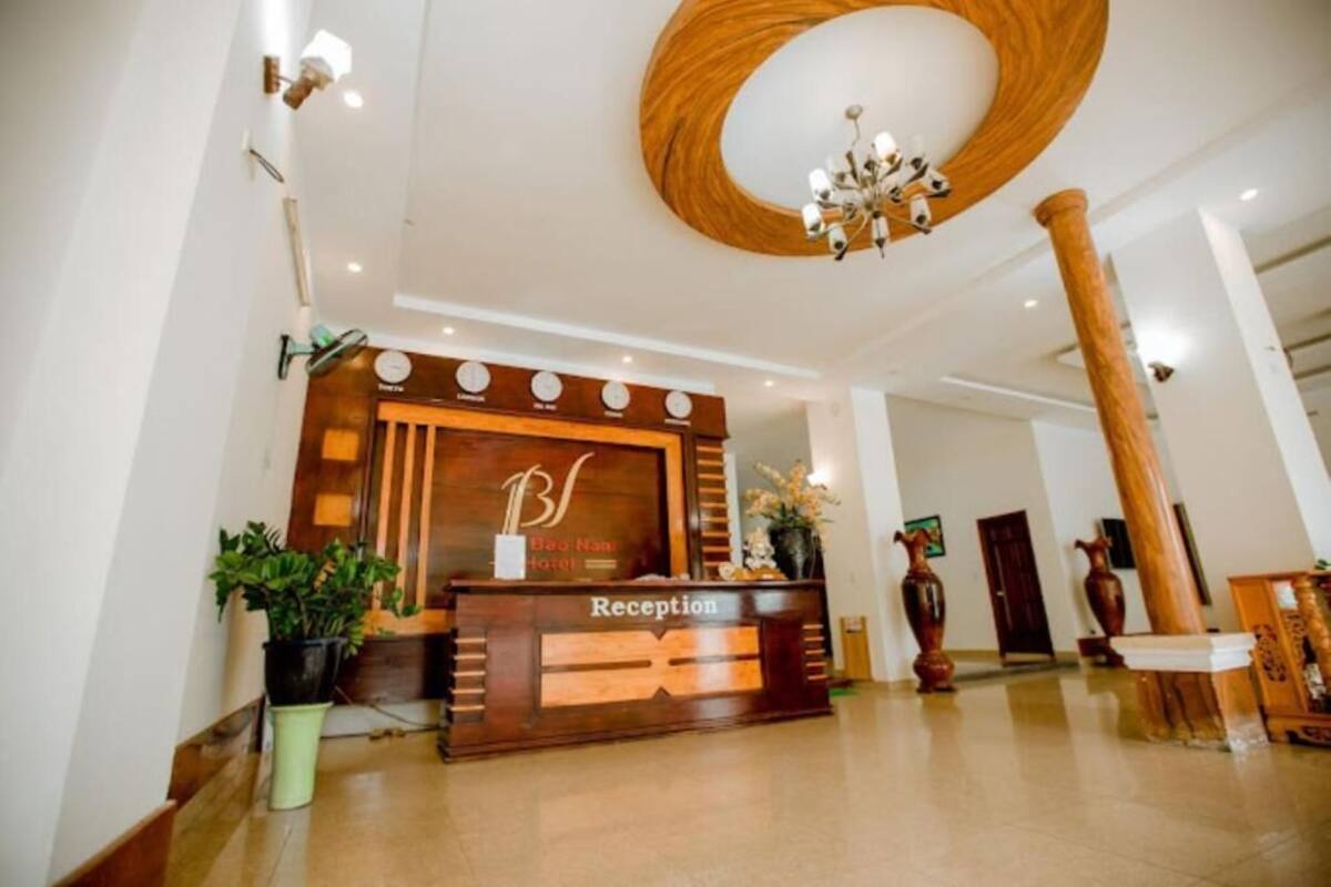 Estudio clásico, balcón, vista a la ciudad | Lobby